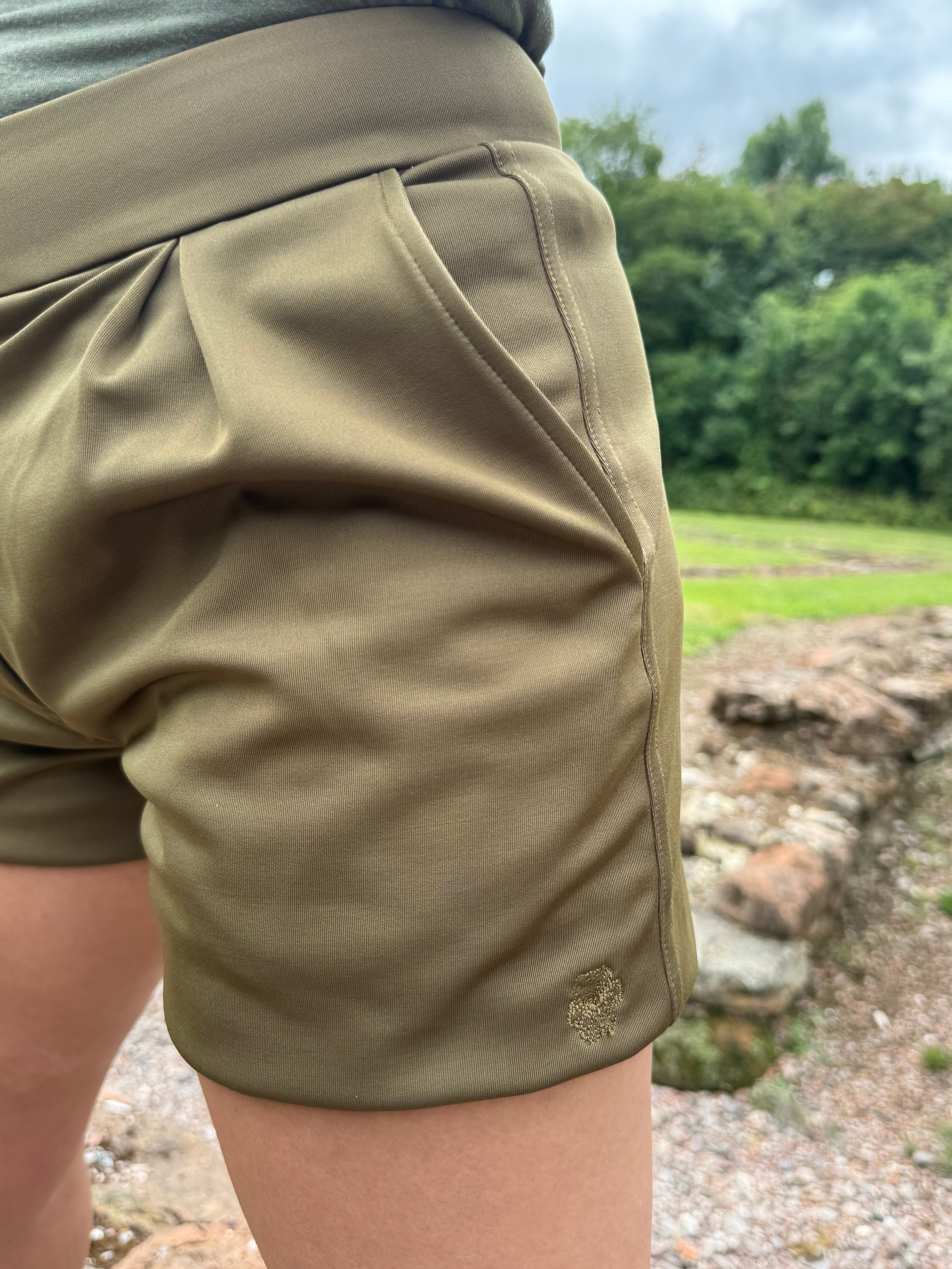 Mariana Tailored Shorts in Olive Green